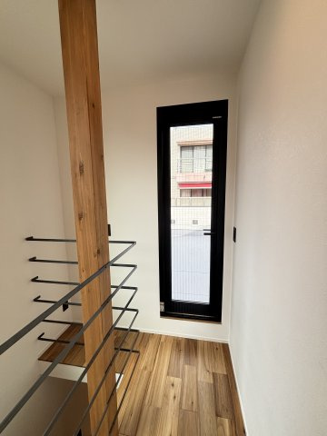 千石4丁目戸建の内装|2階：階段踊り場　ルーフバルコニー出入口