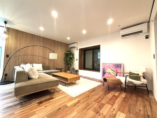 千石4丁目戸建の居間・リビング|設備：エアコン2基
※それ以外の家具・家電は残置物で撤去相談可能です。