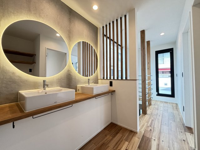 千石4丁目戸建の独立洗面台|2階：2台洗面ボウル　ライト付き鏡