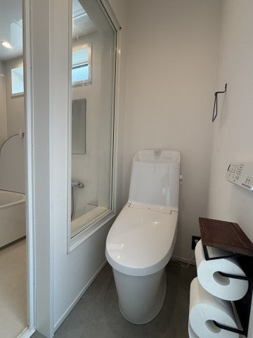 千石4丁目戸建のトイレ|2階　浴室の隣