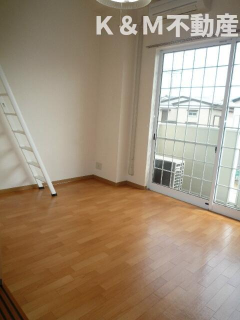 ヴァーグ弐番館の居間・リビング|こちらのリビングで趣味の時間をお楽しみください