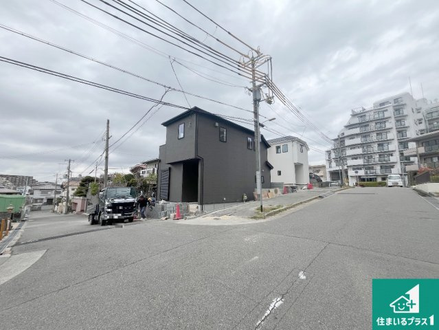神戸市須磨区白川台　第24-1期　新築一戸建ての前面道路含む現地写真|周辺は閑静な住宅街！前面道路広々で車の出し入れも便利です。駐車が苦手な方でも安心して車庫入れできます！