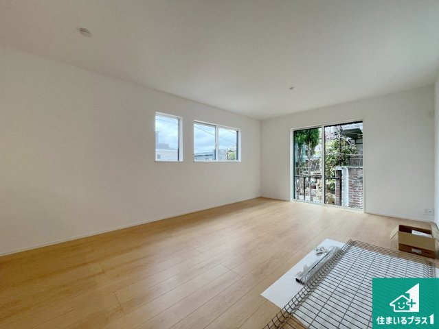 神戸市須磨区白川台　第24-1期　新築一戸建ての居間・リビング|日当たり良好の明るいリビングで朝の目覚めもスッキリできそう！対面キッチンでご家族のコミュニケーションも自然と増える設計！小さなお子様が遊ぶスペースを作っても広々とくつろげるLDK！