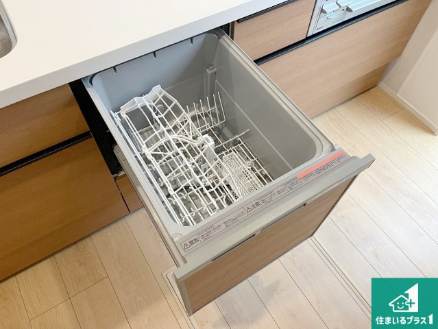 神戸市須磨区白川台　第24-1期　新築一戸建ての設備|食事後の一仕事、食器洗いをボタン一つでお任せできちゃいます！場所を取らないビルトイン式なので、お料理スペースもしっかり確保！