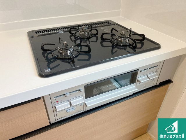 神戸市須磨区白川台　第24-1期　新築一戸建ての設備|ダブル高火力Ｓｉセンサー付きコンロ！３口あるので、まとめて料理をする時も大活躍！