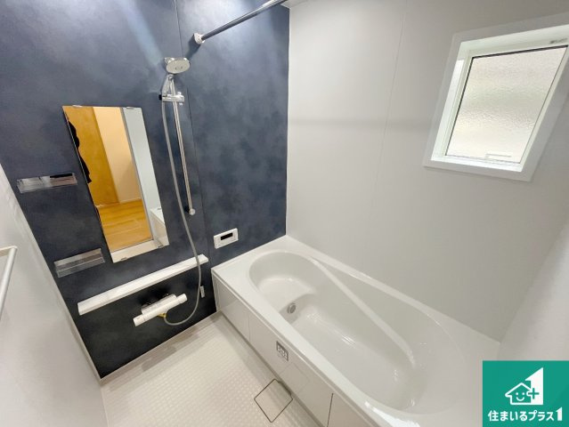 神戸市須磨区白川台　第24-1期　新築一戸建ての浴室|足をゆったり伸ばして寛げる浴槽です。窓が設けられていますので差し込む光が明るく穏やかな雰囲気にしてくれます♪浴室乾燥機も設置しているので、雨の日の洗濯物も安心です♪