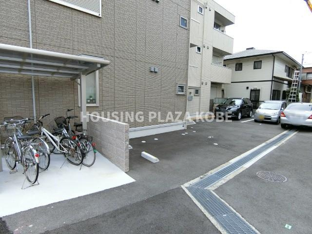 ラ　メゾンアンソレイエ板宿の駐車場