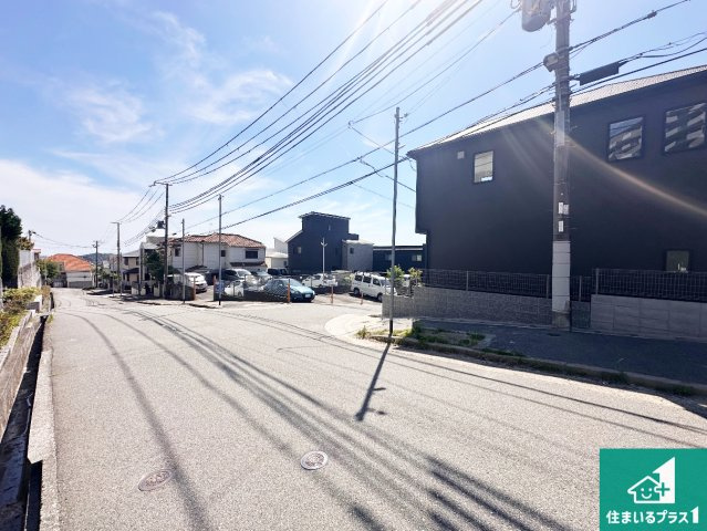 神戸市須磨区白川台　第24-1期　新築一戸建ての前面道路含む現地写真|周辺は閑静な住宅街！前面道路広々で車の出し入れも便利です。駐車が苦手な方でも安心して車庫入れできます！