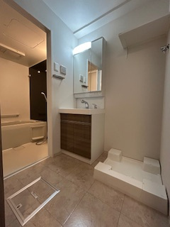 エスリードレジデンス江坂垂水町の洗面所|スペースが確保できる洗面所です