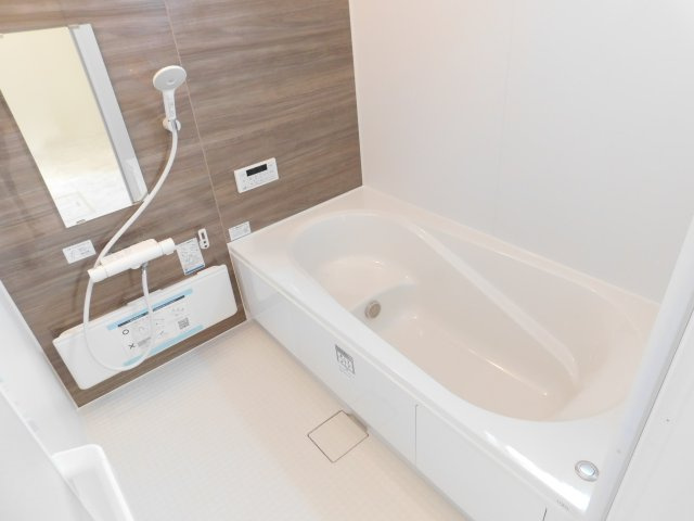 北名古屋市石橋郷の新築一戸建の浴室|◇浴室◇　　広い１坪サイズ（ＬＩＸＩＬ）・浴室暖房乾燥機・断熱浴槽・エコベンチ浴槽・お手入れ楽々カウンター・キレイサーモフロア・オートバス・バリアフリーバス・追い焚き・浴室窓あり