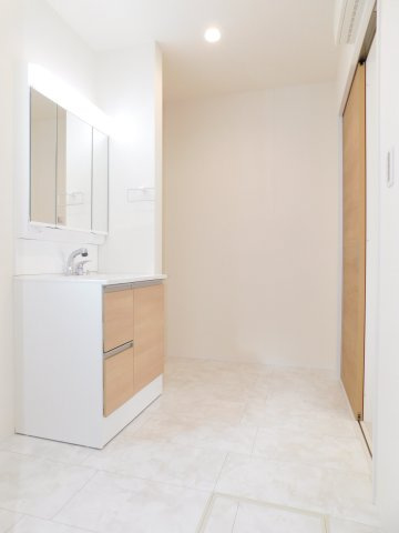 北名古屋市石橋郷の新築一戸建の独立洗面台|◇洗面室◇　　広い洗面室！！　三面鏡シャンプードレッサー　リネン収納スペースと床下収納庫完備♪