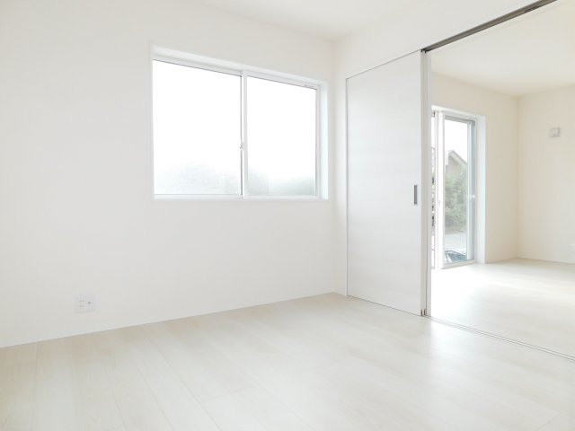 北名古屋市石橋郷の新築一戸建の洋室|◇１階洋室◇　　明るい洋室４．５帖　全居室収納完備♪　リビングの続き間としても利用できます！