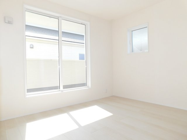 北名古屋市石橋郷の新築一戸建の洋室|◇２階洋室◇　　南面で明るい洋室５．５６帖　全居室収納完備♪　バルコニー付き！