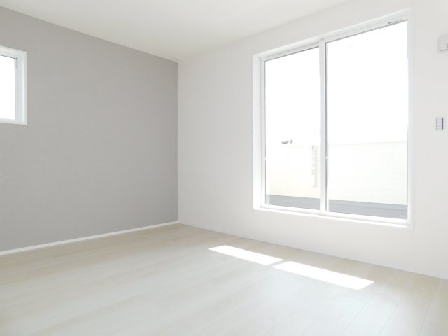 北名古屋市石橋郷の新築一戸建の洋室|◇２階洋室◇　　南面で明るい洋室７．０帖　大型ウォークインクローゼット完備♪　バルコニー付き！