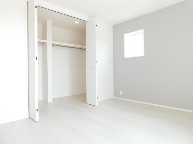 北名古屋市石橋郷の新築一戸建の洋室|◇ウォークインクローゼット◇　　家族の洋服や大きな荷物が片付く大容量収納♪