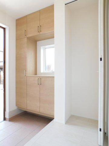 北名古屋市石橋郷の新築一戸建の玄関|◇玄関収納◇　　玄関がスッキリ片付く大容量シューズ収納完備♪　玄関ホールにはアウトドア用品や遊具などが片付く収納付き！