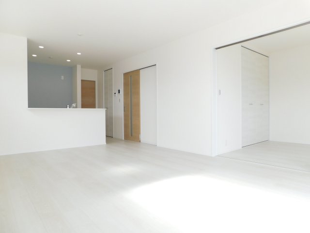 北名古屋市石橋郷の新築一戸建の居間・リビング|◇リビング◇　　南面で明るいリビング１７．０帖　キッチン横にパントリー完備！