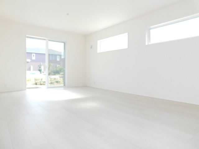 北名古屋市石橋郷の新築一戸建の居間・リビング|◇リビング◇　　南面で明るいリビング１７．０帖　洋室と続き間で２１．５帖の広々空間になります♪