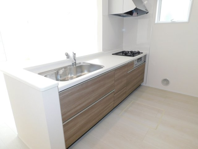 北名古屋市石橋郷の新築一戸建のキッチン|◇キッチン◇　　人造大理石カウンター・浄水機能付ハンドシャワー・静音仕様シンク・スローインクローズレール・Ｓｉセンサーコンロ（３口）・床下収納庫・パントリー