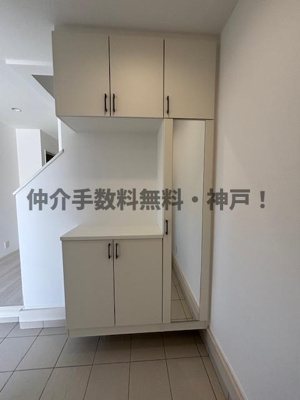 【玄関】 | 神戸市垂水区霞ケ丘3丁目　新築戸建　仲介手数料無料！ | 収納もある玄関です