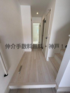 【玄関】 | 神戸市垂水区霞ケ丘3丁目　新築戸建　仲介手数料無料！ | ゆったりとした玄関です