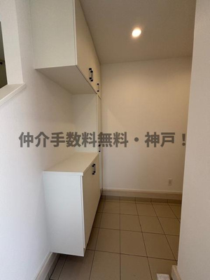 【玄関】 | 神戸市垂水区霞ケ丘3丁目　新築戸建　仲介手数料無料！ | ゆったりとした玄関です
