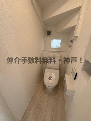 【トイレ】 | 神戸市垂水区霞ケ丘3丁目　新築戸建　仲介手数料無料！ | 落ち着いた色調のトイレです