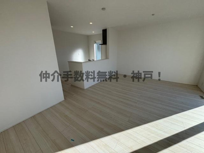 【居間・リビング】 | 神戸市垂水区霞ケ丘3丁目　新築戸建　仲介手数料無料！ | ゆったり過ごせる居間です