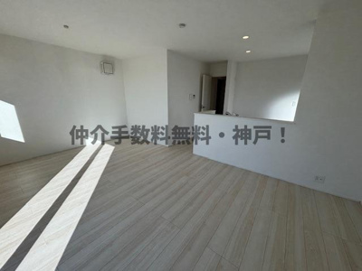【居間・リビング】 | 神戸市垂水区霞ケ丘3丁目　新築戸建　仲介手数料無料！ | こちらの居間で趣味の時間をお楽しみください