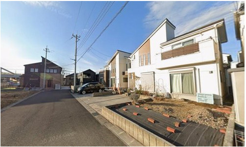 野田市清水公園東1丁目　中古戸建　平成27年築の前面道路含む現地写真