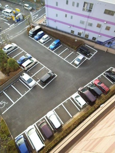 サンファースト京橋の駐車場