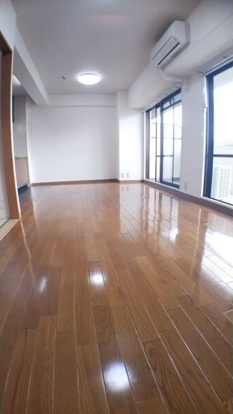 サンファースト京橋の居間・リビング