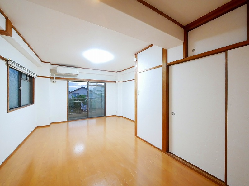 マンション芝の洋室