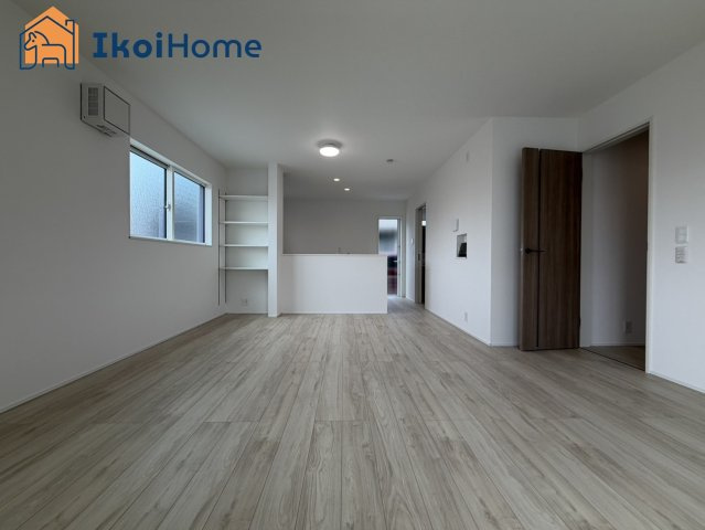 神戸市西区玉津町今津25-1期　2号棟　新築戸建の居間・リビング|◆同社施工例◆リビングは長方形で家具を配置しやすい間取りとなっております。