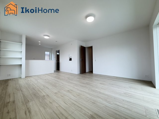 神戸市西区玉津町今津25-1期　2号棟　新築戸建の居間・リビング|◆同社施工例◆広々としたLDKは開放感があり、大型家具を設置しても圧迫感がありません。