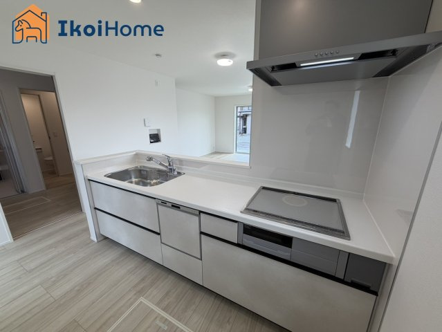 神戸市西区玉津町今津25-1期　2号棟　新築戸建のキッチン|◆同社施工例◆キッチンと同色のカップボードの設置依頼を承ることが多いです。お気軽にご相談下さいませ