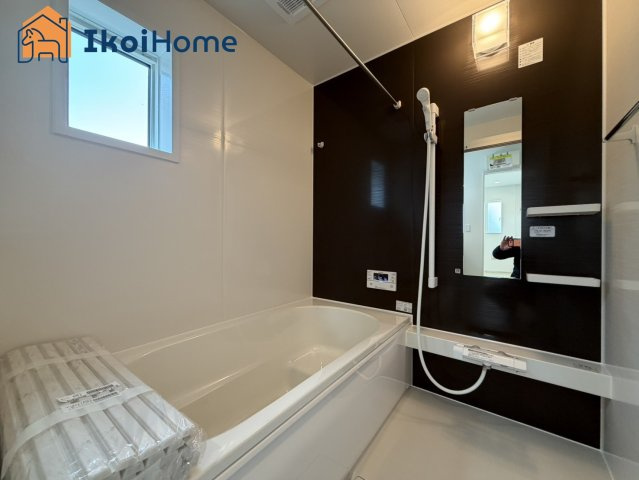 神戸市西区玉津町今津25-1期　2号棟　新築戸建の浴室|◆同社施工例◆足を伸ばしてご入浴いただけるゆったりとした浴槽です。ベンチタイプで半身浴も可能です。