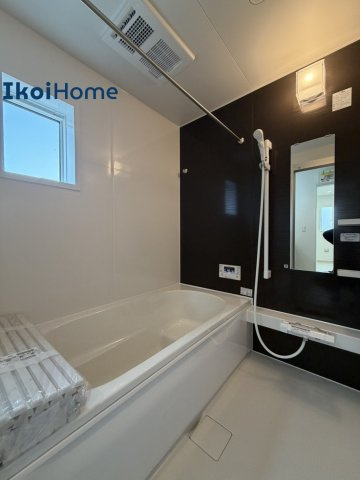 神戸市西区玉津町今津25-1期　2号棟　新築戸建の浴室|◆同社施工例◆小窓があり換気良好の浴室です。清潔な空間を保てます。