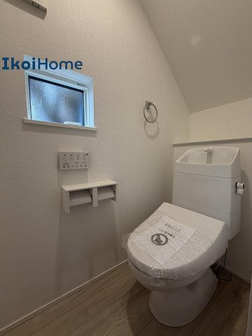 神戸市西区玉津町今津25-1期　2号棟　新築戸建のトイレ|◆同社施工例◆1階・2階にウォシュレット、暖房便座、脱臭機能を標準装備のトイレを完備！