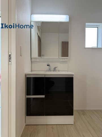 神戸市西区玉津町今津25-1期　2号棟　新築戸建の洗面所|◆同社施工例◆洗面台はお化粧をする時にも便利な３面鏡＆お掃除の際にも便利なハンドシャワータイプです。