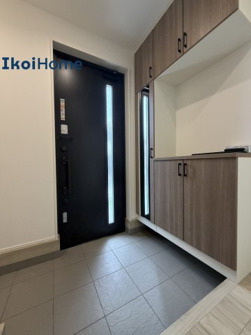 神戸市西区玉津町今津25-1期　2号棟　新築戸建の玄関|◆同社施工例◆玄関には靴をたくさん収納できるシューズボックスを完備しております！