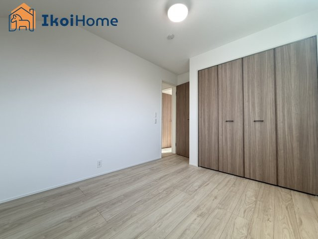 神戸市西区玉津町今津25-1期　2号棟　新築戸建の寝室|◆同社施工例◆注意。カーテン・カーテンレールは付いておりません。弊社にご相談ください。