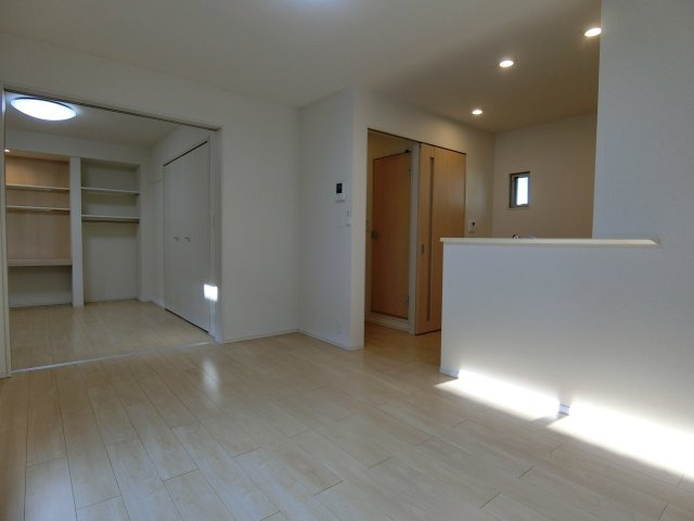 ジェントリーブリーズヴィラ　Ⅱの居間・リビング|イメージ202号室の写真（反転あり）