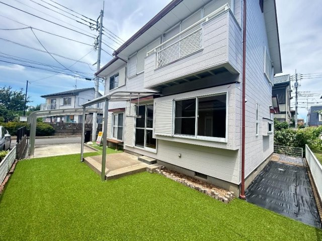 武蔵村山市中原２丁目の中古一戸建の前面道路含む現地写真