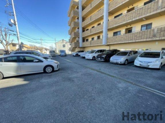 カルムフォーレ千里山の駐車場