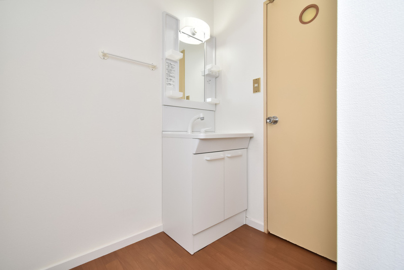 長門石ビレッジ【10,000円キャッシュバック物件】の独立洗面台|独立洗面台、小物を置くことができて便利です