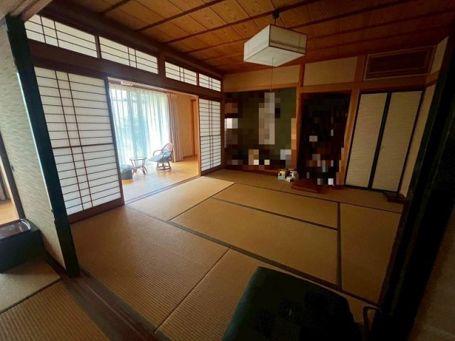 米子市東町中古戸建の和室|1F和室8帖となっております。
6帖部分と続き間となっております。