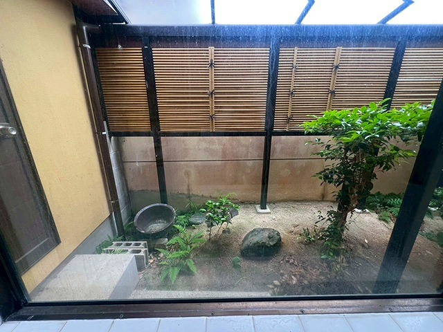 米子市東町中古戸建の庭|お風呂から見える坪庭になります。

