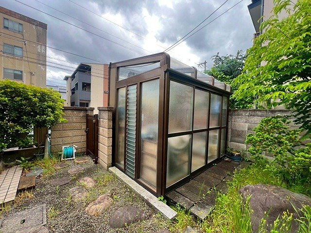 米子市東町中古戸建の庭|綺麗に手入れされているお庭になります♪
外で見るのも良し、中からガラス越しに見るのも良し
色々な楽しみ方がありそうです〇