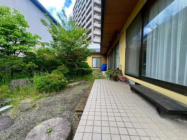 米子市東町中古戸建の庭|綺麗に手入れされているお庭になります♪
外で見るのも良し、中からガラス越しに見るのも良し
色々な楽しみ方がありそうです〇